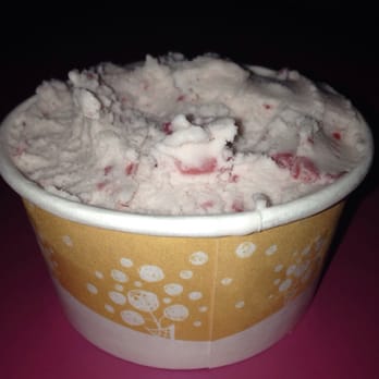 Dolce Neve - Medium cream and strawberry - Gelato Near Me - Austin, Texas