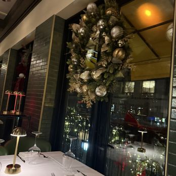 The Bellevue Chicago - Holiday decor - New American Near Me - Chicago, Illinois The Bellevue Chicago - Holiday decor - New American Near Me - Chicago, Illinois