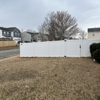 Privacy Fence Solutions - New white fence with gate - Fences & Gates Near Me - Kernersville, North Carolina Privacy Fence Solutions - New white fence with gate - Fences & Gates Near Me - Kernersville, North Carolina