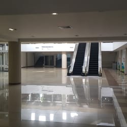 Las Tiendas - Un poco vacia en la planta baja, ya que no hay muchos locales.
