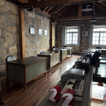 Almada Ponto - Upstairs coworking area - Shared Office Spaces Near Me - Porto, 13