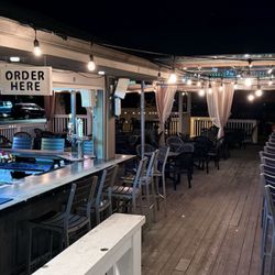 Lindy's Landing - Beachfront outdoor seating and bar