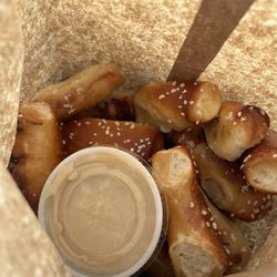 Pretzel Boy's - 16 Nuggets & Honey Mustard
