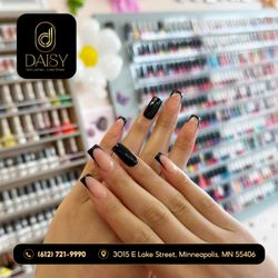 Daisy Nails - Every nail set is a little piece of art made just for you Message us today!