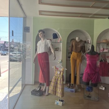 El Faro de Ensenada - Who doesn't love a mannequin window display? - Department Stores Near Me - Ensenada, BCN