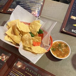 Complimentary Chips & Salsa (ig: @cravingswithcat)