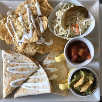 Beez - Chicken Quesadilla - Breakfast & Brunch Near Me - Varennes, Quebec
