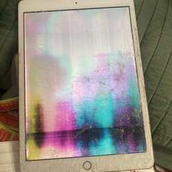 Wireless Plus - My 8th gen iPad LED screen that's broke but still lit up