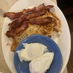 Bacon, poached eggs and hash browns Bacon, poached eggs and hash browns