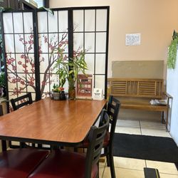 J.J. Chen's Eatery - Little waiting area