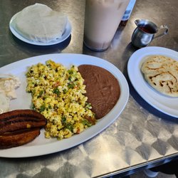 Cafe La Praviana - Pupusas Horchata Huevos Revueltos Frijoles Platanos Crema Queso Tortillas Hechas A Mano