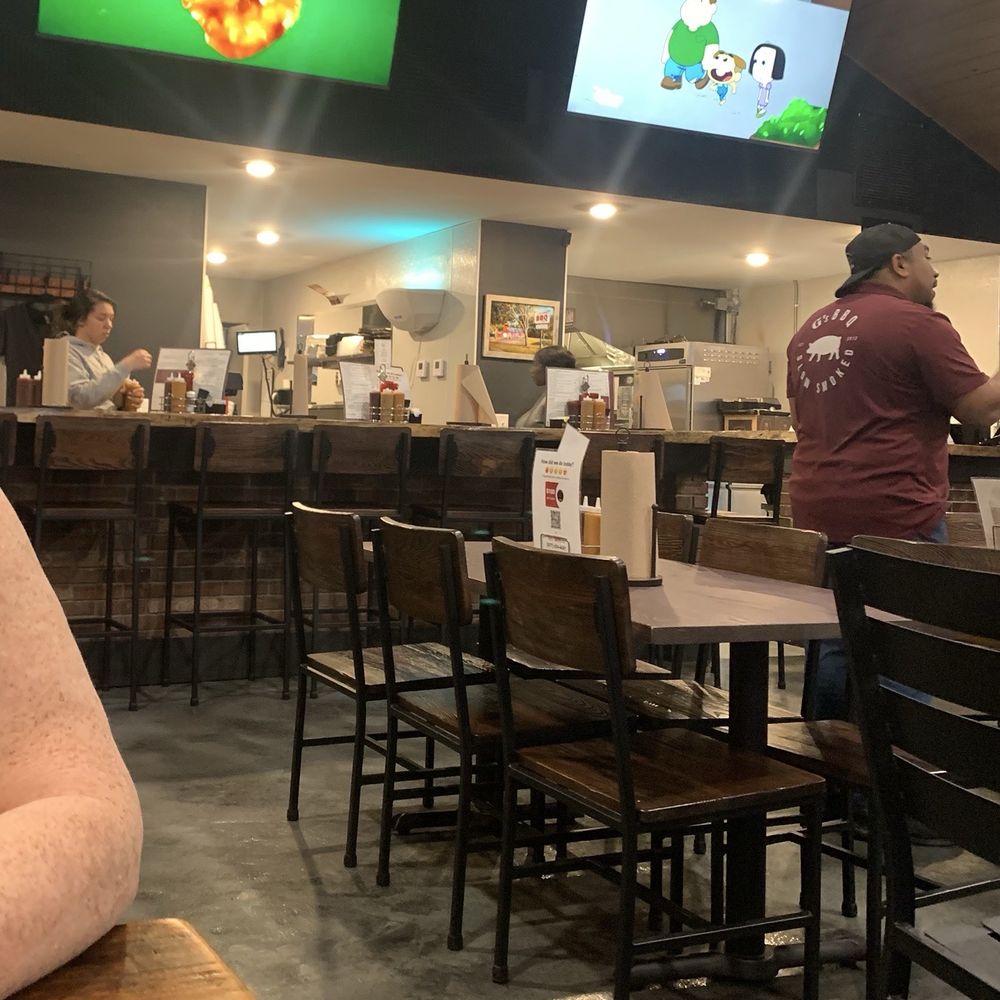 G’s BBQ - Dining area and kitchen. - Barbeque Near Me - Starke, Florida