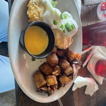 Kregger's Tap and Table - Green tomato eggs Benedict - New American Near Me - Ashland, Virginia