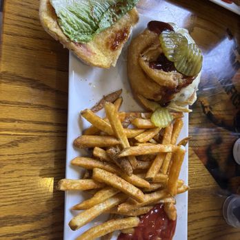 Gators Den Sports Grill - American Near Me - Gainesville, Florida