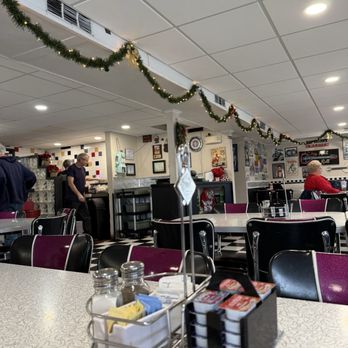 Highland Diner - table seating along with booth and countertop - Diners Near Me - Highland, Illinois