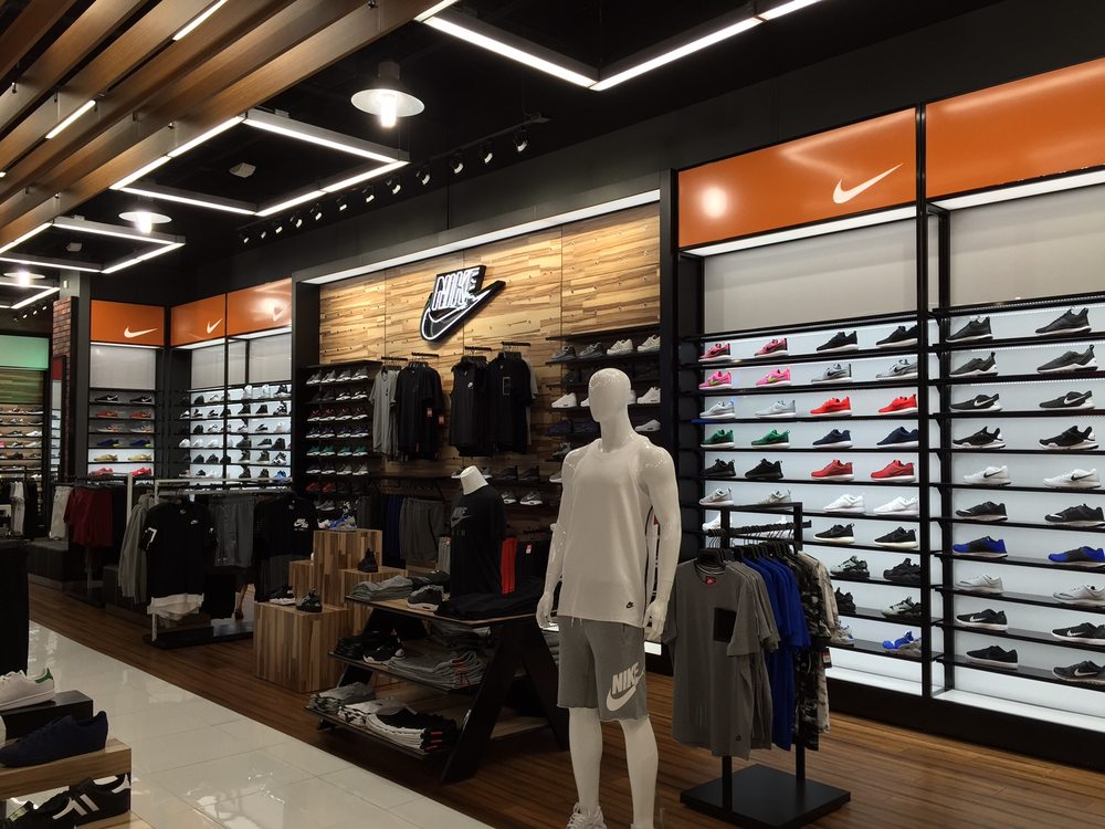 SHOE PALACE Updated September 2024 10 Reviews 6600 Menaul Blvd