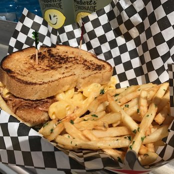 Roni Macaroni - BBQ pulled pork, mac/cheese sandwich w garlic fries - Food Trucks Near Me Roni Macaroni - BBQ pulled pork, mac/cheese sandwich w garlic fries - Food Trucks Near Me
