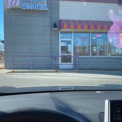 Dunkin' - Side entrance