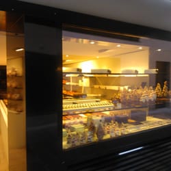 Thomas Müller Chocolatier - Looking thru the front window