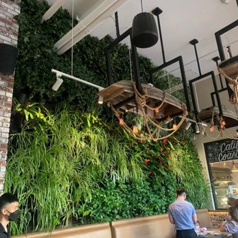 Herringbone Waikiki - It is bright and beautiful inside. - Seafood Near Me - Honolulu, Hawaii