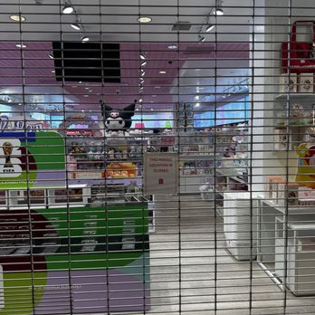 Miniso - Closed sign - Home Decor Near Me - Brea, California