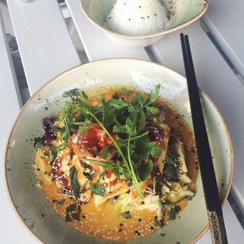 Dong Do - Leckere süße Mango-Sauce mit gegrillter Hühnerbrust, frischen Kräutern, Koriander, Shiso, serviert mit duftenden Reis. - Vietnamese Near Me - Berlin, BE