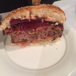 franco's burgers and grill - View of the inside of the big burger