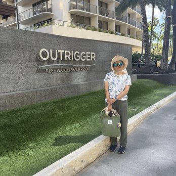 OUTRIGGER Reef Waikiki Beach Resort - My beautiful wife at the entrance - Hotels Near Me - Honolulu, Hawaii OUTRIGGER Reef Waikiki Beach Resort - My beautiful wife at the entrance - Hotels Near Me - Honolulu, Hawaii