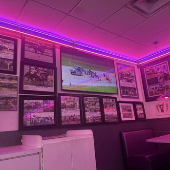 Parker's Drive-In - Horse Racing - American Near Me - Paducah, Kentucky