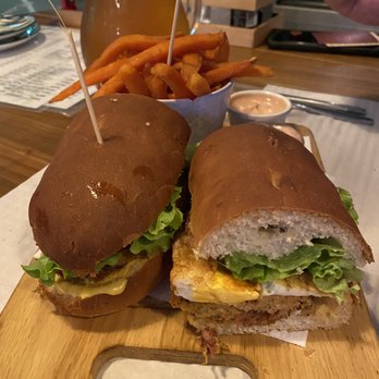 Delman Bar & Lounge - Lounges Near Me - Praia da Vitória, 20