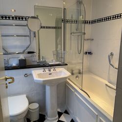 St George's Hotel - Huge bathroom
