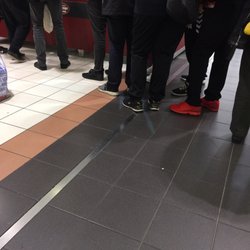 Der Meistermetzger - Am Schlangestehen sollte ihr sie erkennen...!