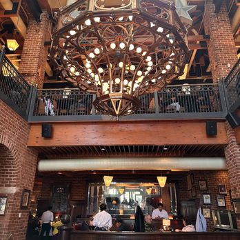 Mike's American - Foyer area - American Near Me - Springfield, Virginia
