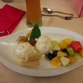 Restaurant Meisnerhof - "Obstsalat mit Vanilleeis" - Im Gegensatz zum Zanderfilet viel zu mächtig. - German Near Me - Erlabrunn, BY