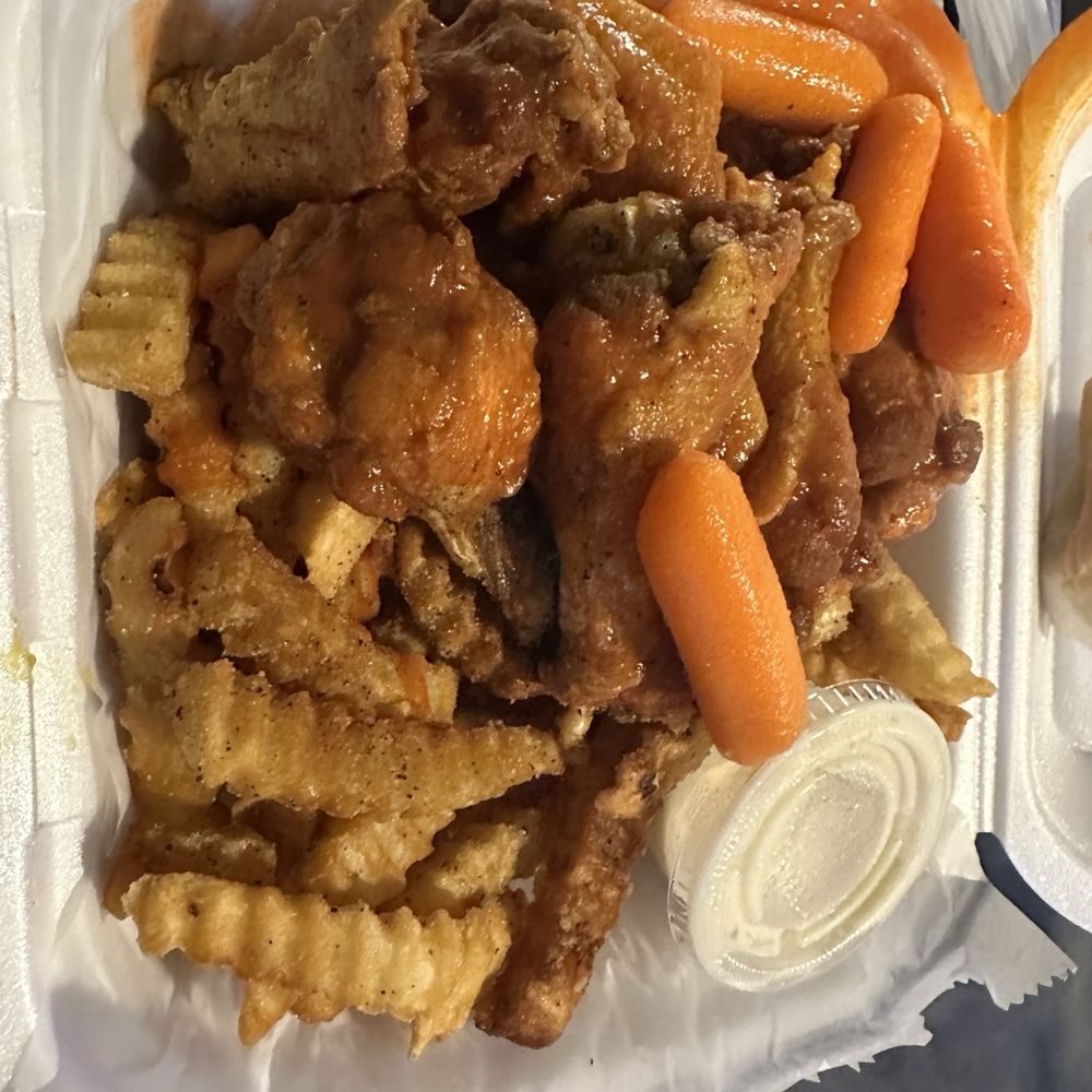 BAY’S WINGS - a meal in a styrofoam container - Food Trucks Near Me - Memphis, Tennessee