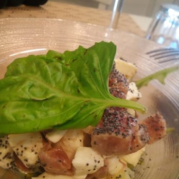 Muu Muuzzarella Lounge - Tartare di tonno e mozzarella con pesto - Lounges Near Me - Naples, NA Muu Muuzzarella Lounge - Tartare di tonno e mozzarella con pesto - Lounges Near Me - Naples, NA