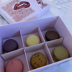 Box of six macarons