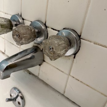 Cub Motel - Hairs stuck to the walls and filthy turn knobs - Hotels Near Me - Cosby, Tennessee