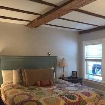 Abalonia Inn - Loved room #4. HINT** If you are picky about window shades and blinds, this room does face the front ground level, so consider that before. - Hotels Near Me - Ogunquit, Maine