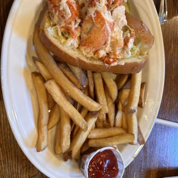 The Warren Tavern - Lobster sandwich - Bars Near Me - Charlestown, Massachusetts The Warren Tavern - Lobster sandwich - Bars Near Me - Charlestown, Massachusetts