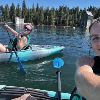 High Elevation Kayak Rentals - So worth it totally the best spot right 5 min walk from a shop for ice cream or whatever goodies you forgot to pack! - Rafting/Kayaking Near Me - Chester, California