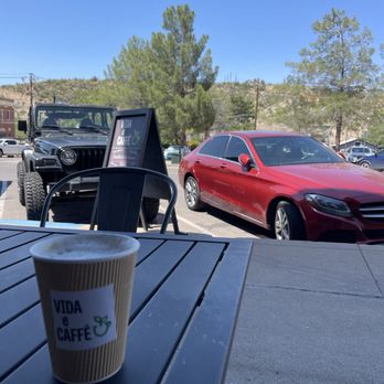 Vida e Caffé - Patio view of pine trees - Coffee & Tea Near Me - Globe, Arizona