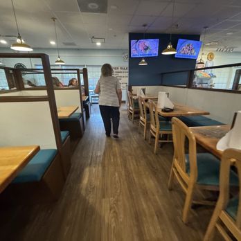 Anna Maria Oyster Bar Cortez - Food is just sitting and place is half empty - Seafood Near Me - Bradenton, Florida