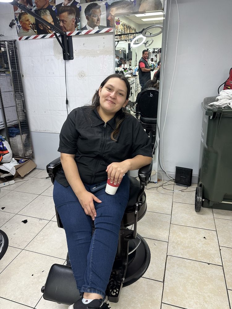 La Latina Barber Shop Logo