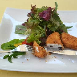 Landgasthof Eiserner Ritter - Eiserner Ritter | Ziegenkäse mit eingelegten Kirschen paniert mit Blattsalaten