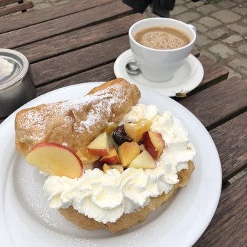 Allee-Cafe - Windbeutel mit Früchten der Saison - Cafes Near Me - Fehmarn, SH