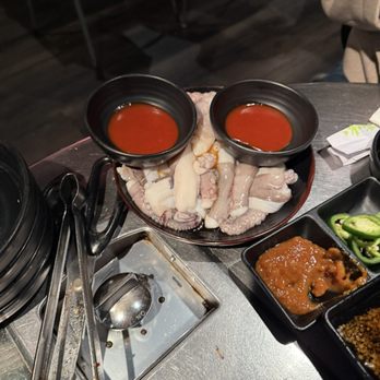 Honey Pig BBQ - Octopus (nak-ji) came out last by the server stating that it's a "suh-vi-su" meaning complimentary from the restaurant (pt 2) - Korean Near Me - Irvine, California