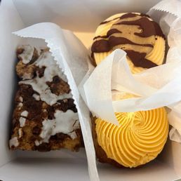 Coffee cake blondie, peach and cookie dough cupcakes ($16) Coffee cake blondie, peach and cookie dough cupcakes ($16)