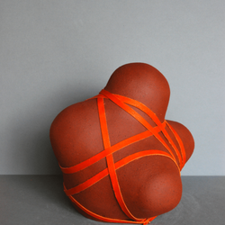 Audrey Jezic Céramiques - Sculpture - Grès rouge et cuir - L'Entravée