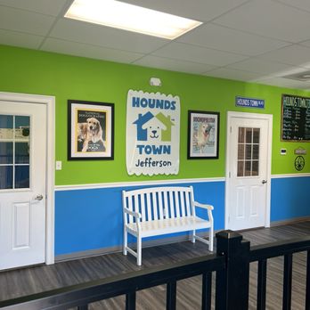 Hounds Town Jefferson - Lobby - Pet Groomers Near Me - Harahan, Louisiana Hounds Town Jefferson - Lobby - Pet Groomers Near Me - Harahan, Louisiana